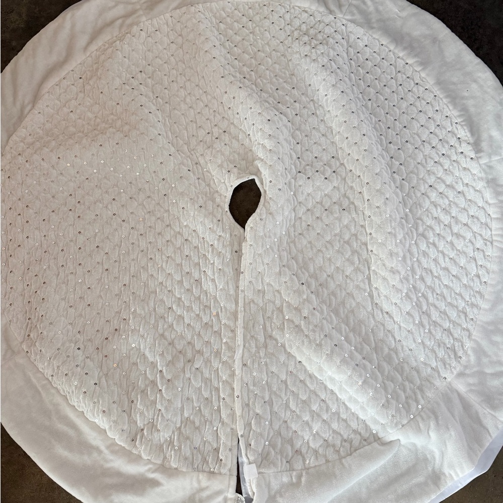 Elegant White Quilted Tree Skirt